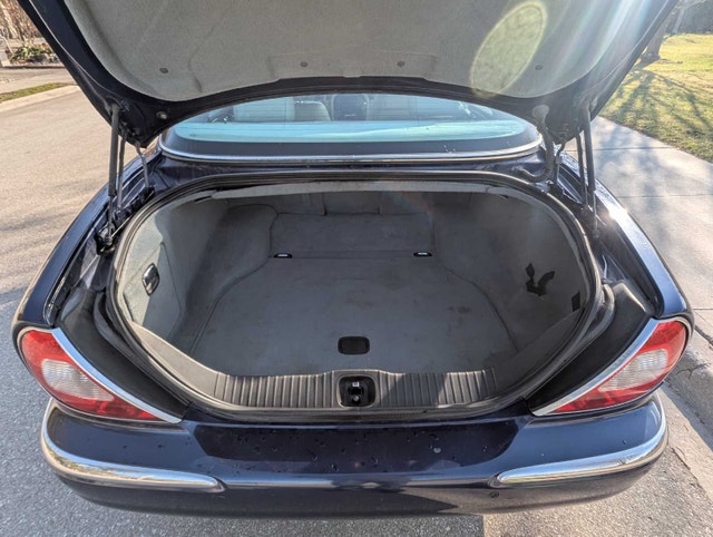 2004 Jaguar XJ8 needs a new home now - photo 3