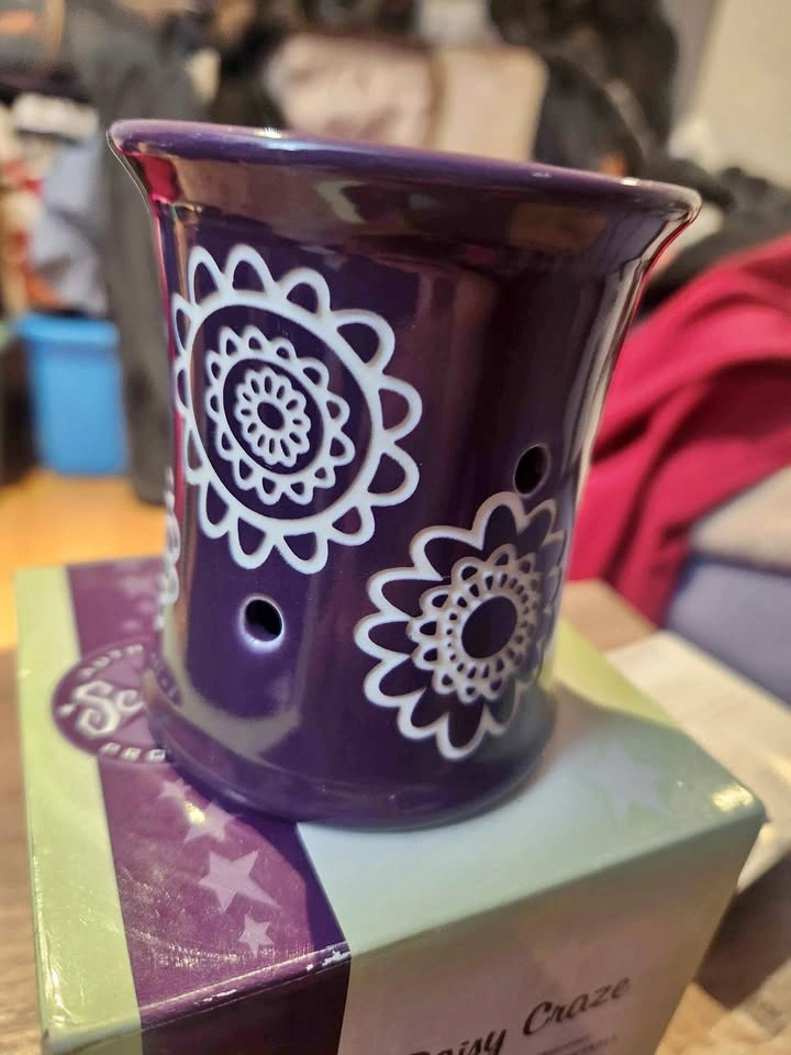 Scentsy Daisy Craze Plug In Warmer