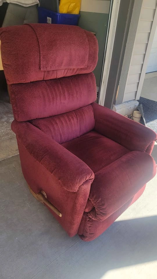 Comfortable LaZBoy Brand Swivel Rocker Recliner - photo 2