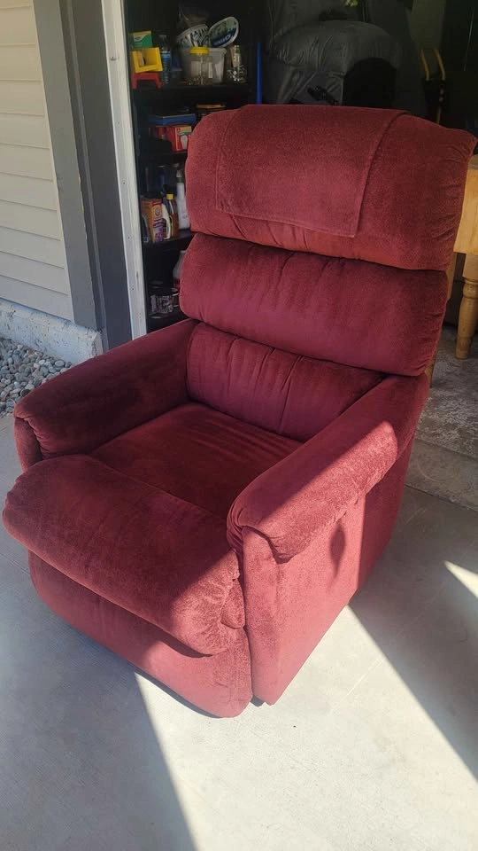 Comfortable LaZBoy Brand Swivel Rocker Recliner - photo 3