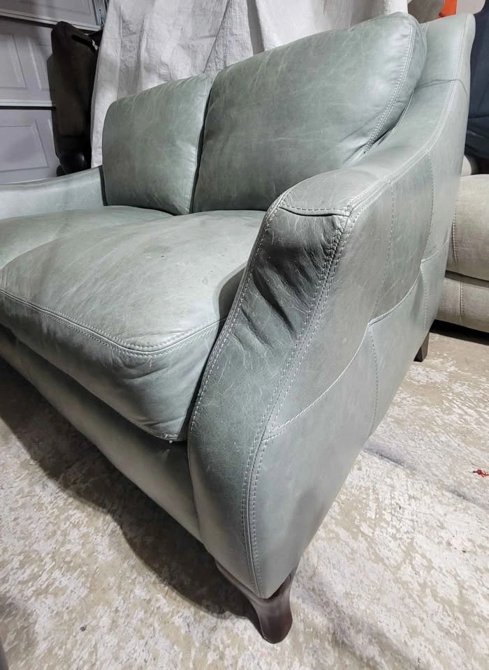 Nice Little Distressed Leather Loveseat - photo 3