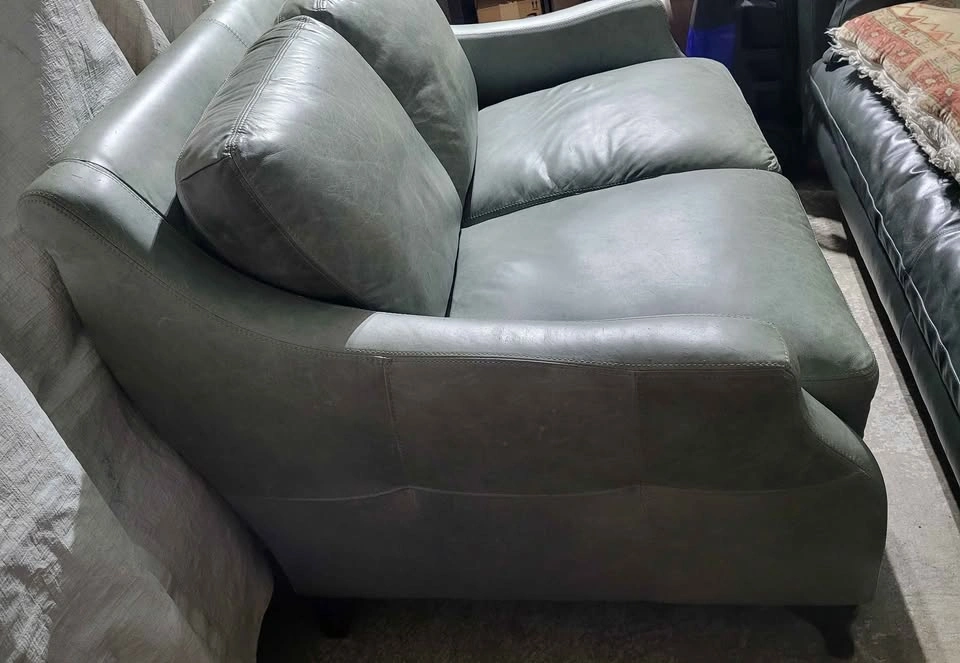 Nice Little Distressed Leather Loveseat - photo 5