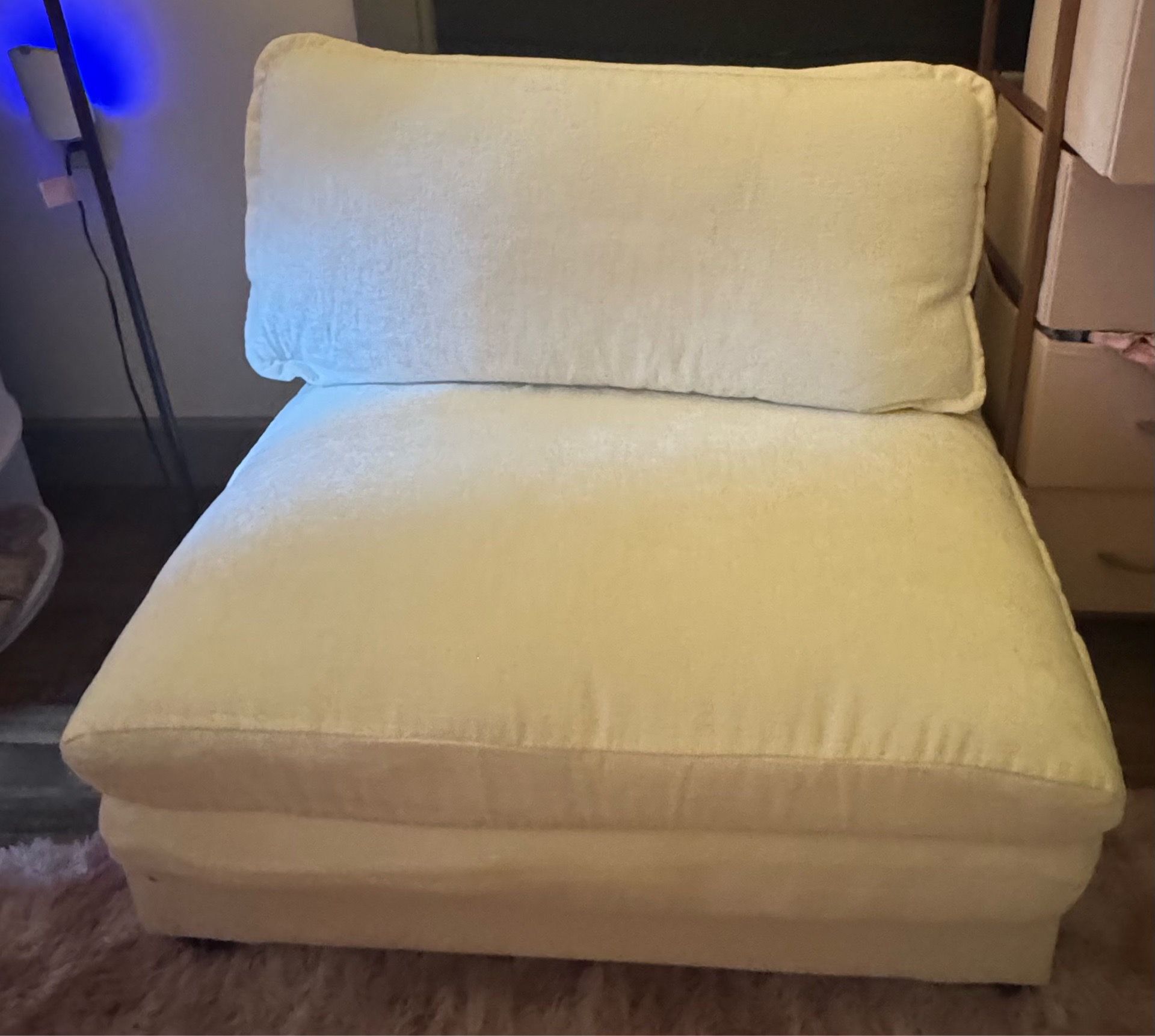 Cream colored 5 seater couch with 2 ottoman - photo 5