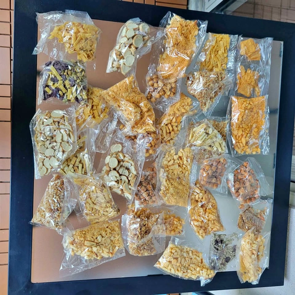 Croutons, tortillas, etc from salad kits