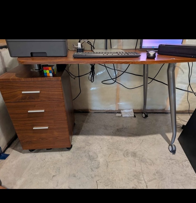 Study or office desk - photo 2