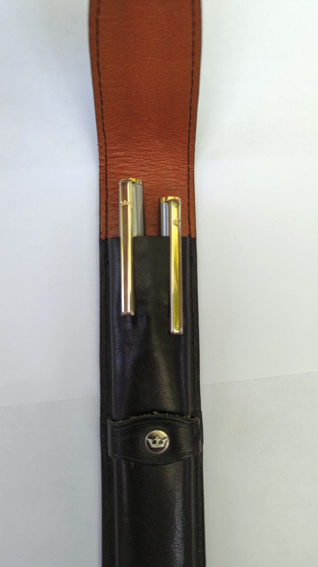 Crown Fountain and BP pen set in Leather case