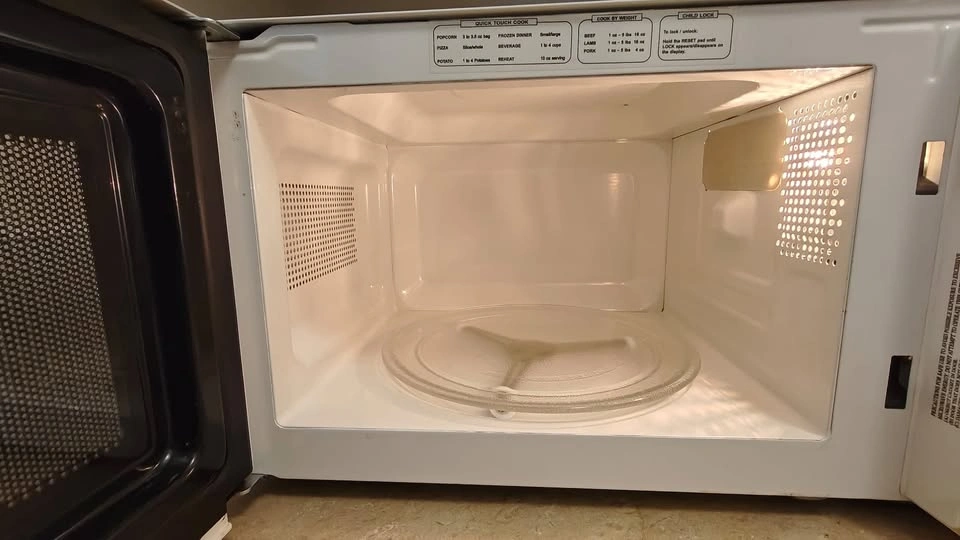 RCA Microwave 0.7 cu. ft. - photo 3