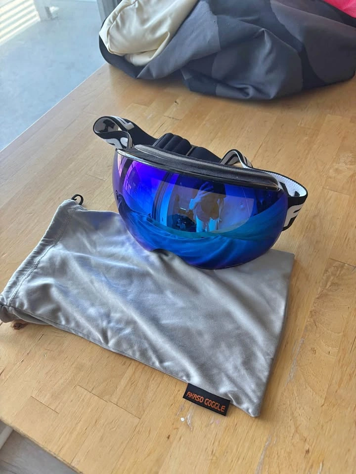 skiing goggle