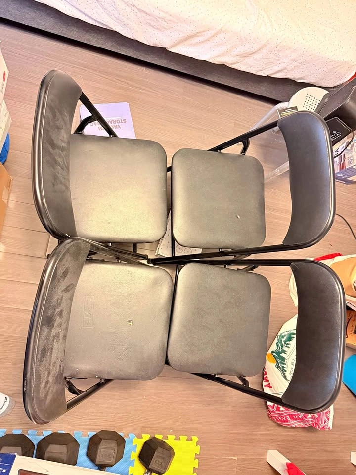 Cushioned foldable chairs x4