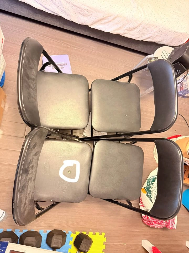 Cushioned foldable chairs x4 - photo 2