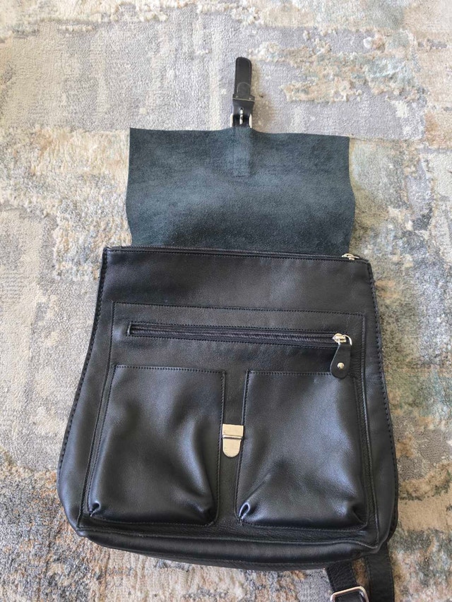 Roots Black Leather Convertible Bag – Like New - photo 2