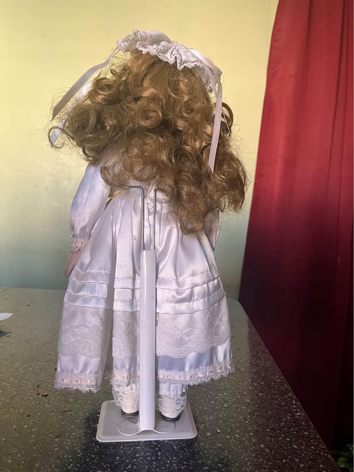 Bride Porcelain Doll - photo 2