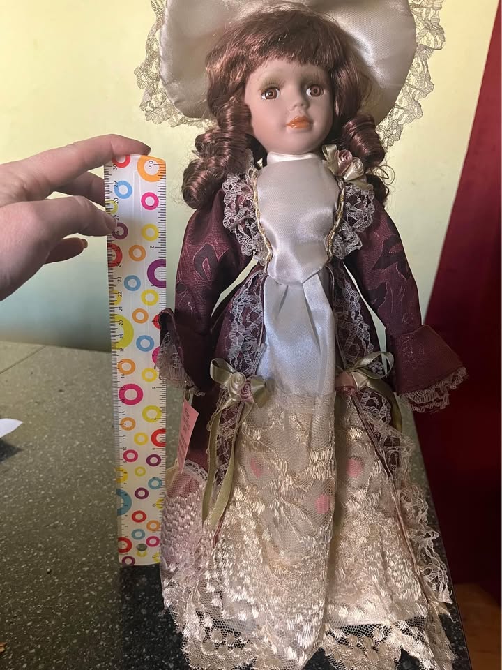 Victorian Porcelain Doll - photo 3