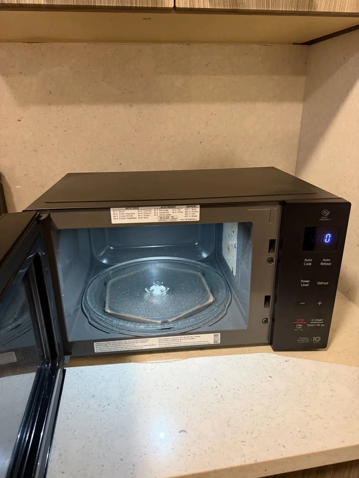 LG Microwave - photo 2