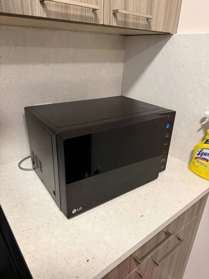 LG Microwave - photo 3