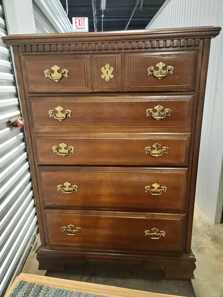 chest of drawers