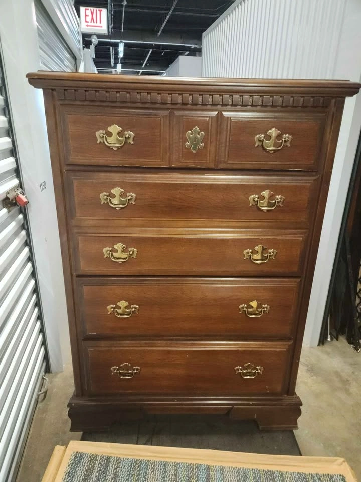 chest of drawers - photo 2