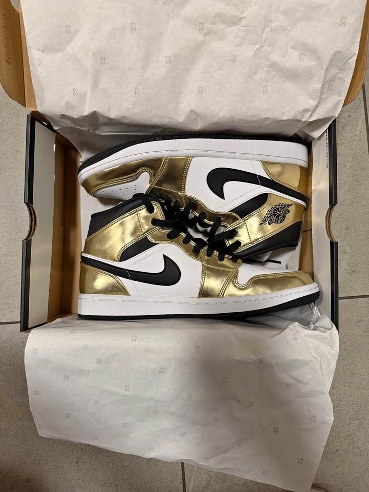 Air Jordan 1 Metallic Gold/Black-white