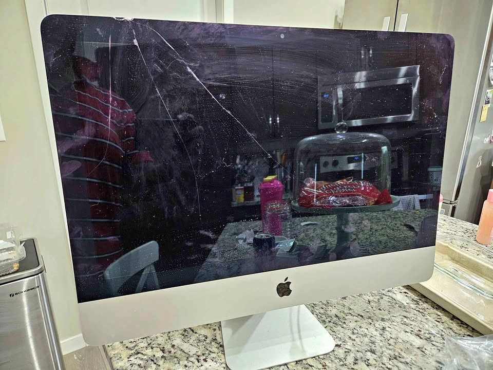 Apple iMac 2017 (crack on screen)