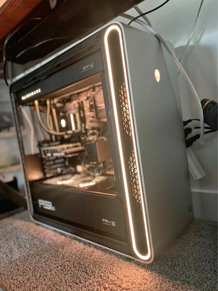 Alienware Aurora Gaming Desktop (Ultra 9 285K / 4TB SSD / 32GB D