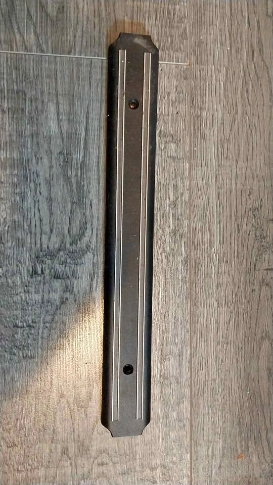 Magnetic tool hanger