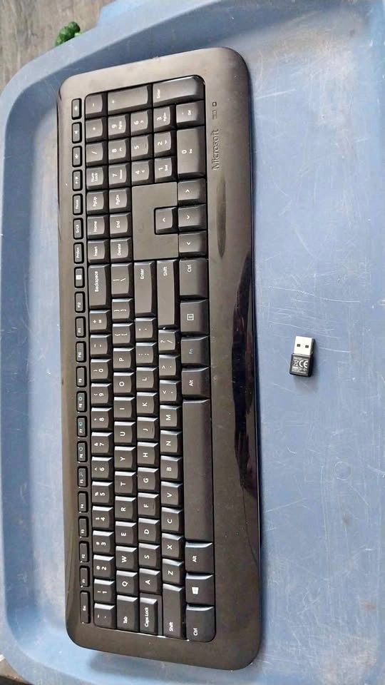Wireless keyboard w USB