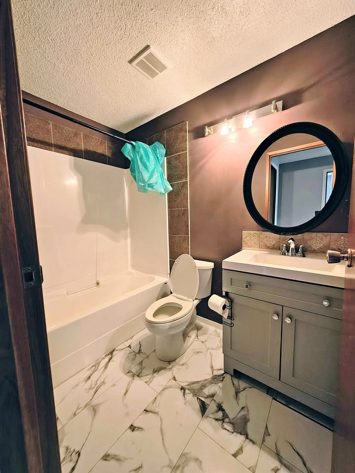 3 Beds 1 Bath - House