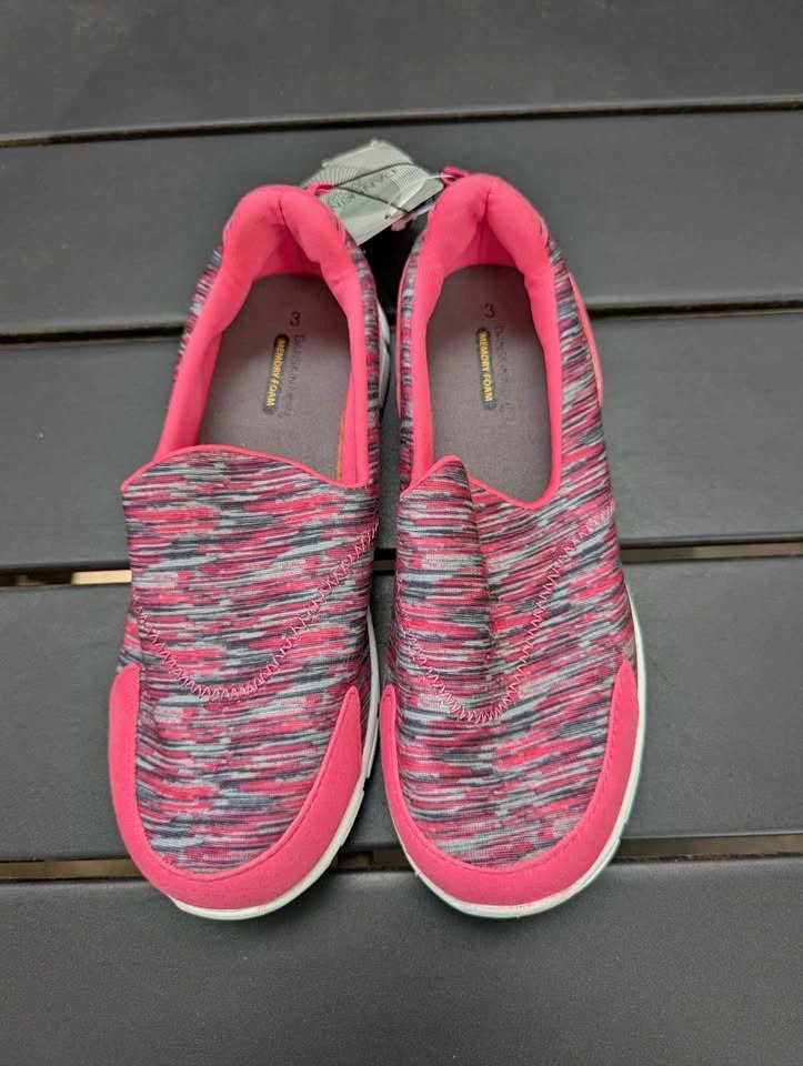 BNWT Girls sz 3 Danskin pull on shoes