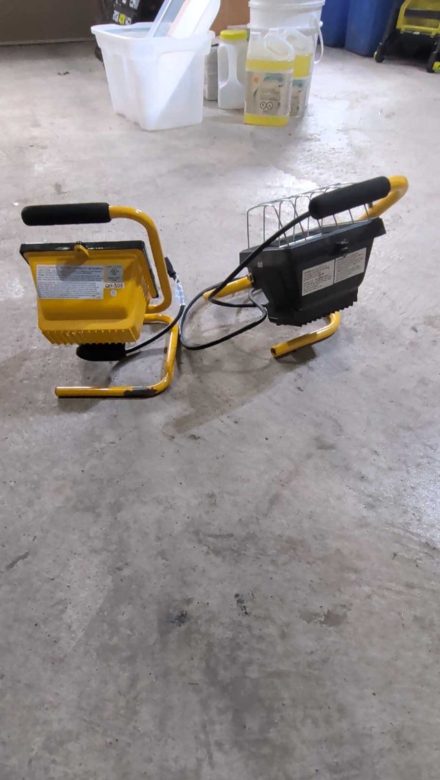 2 flood lights - photo 2