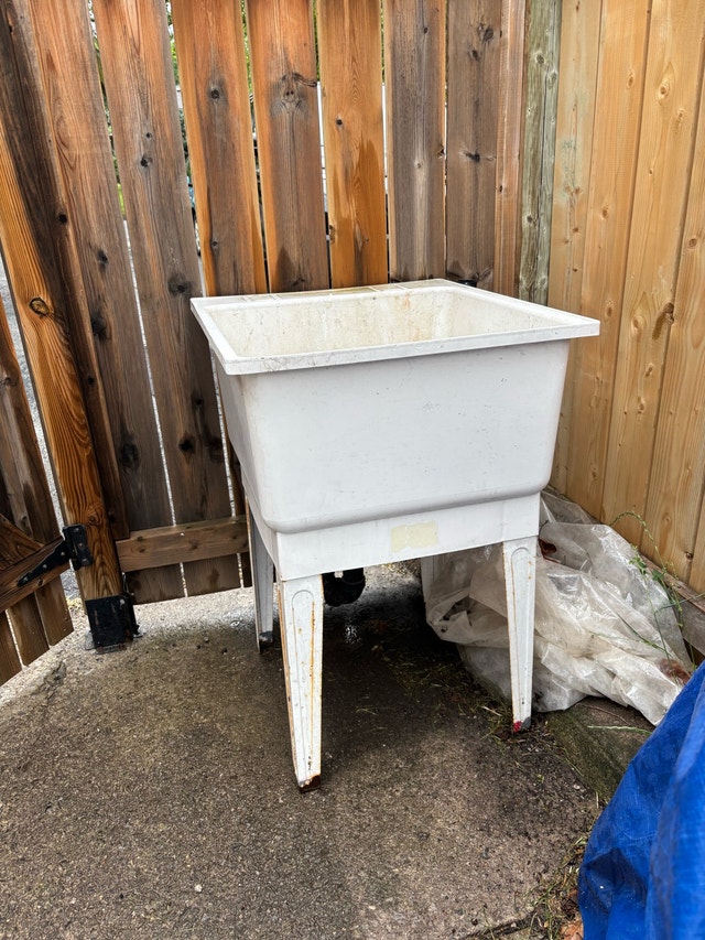 Utility Laundry Sink with Metal Legs