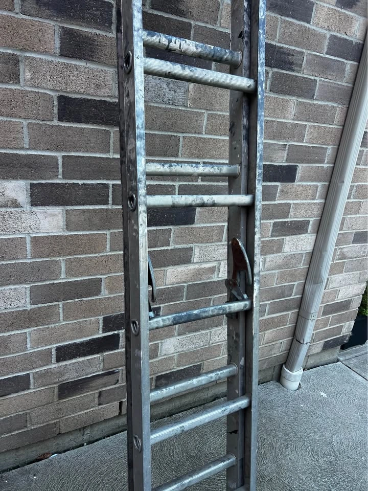 16ft Heavy Duty Aluminum Extension Ladder - photo 2