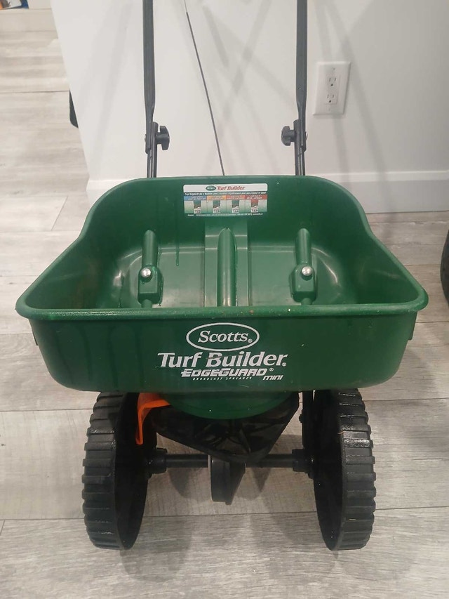 Fertilizer spreader
