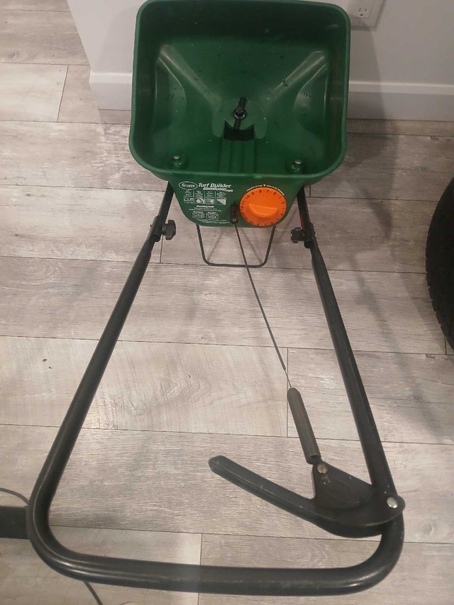 Fertilizer spreader - photo 2
