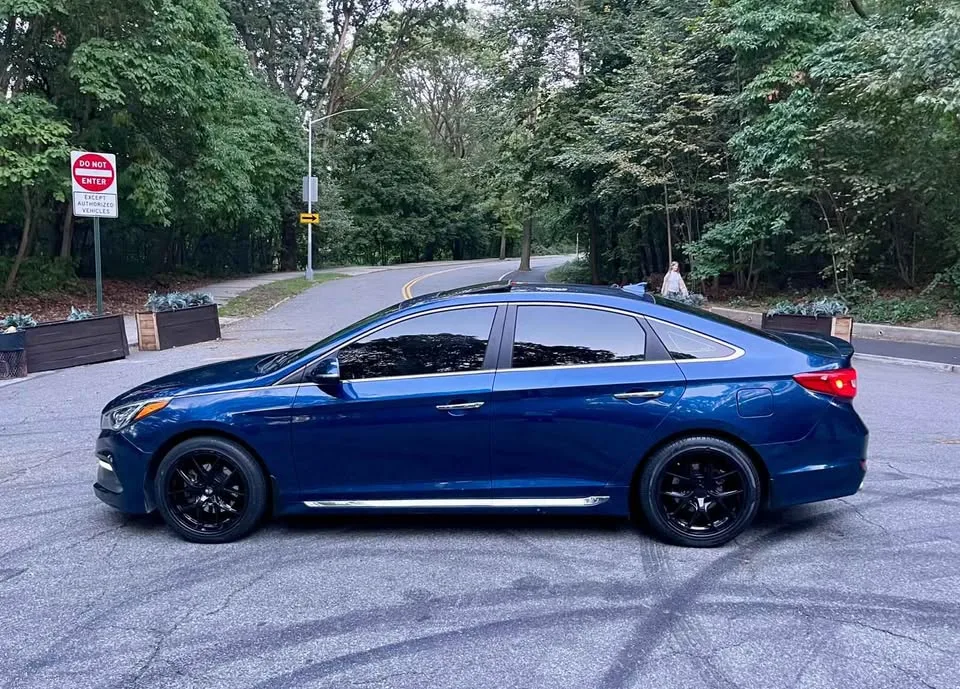 2017 Hyundai Sonata Sport 2.0T Sedan 4D image indicator(9)