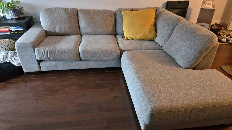 Grey Fabric Sectional Sofa with Right-Facing Chaise