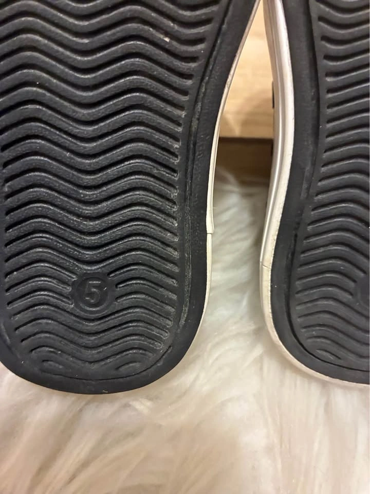 Skechers Black Slip On Baby Shoes size 5 - photo 5