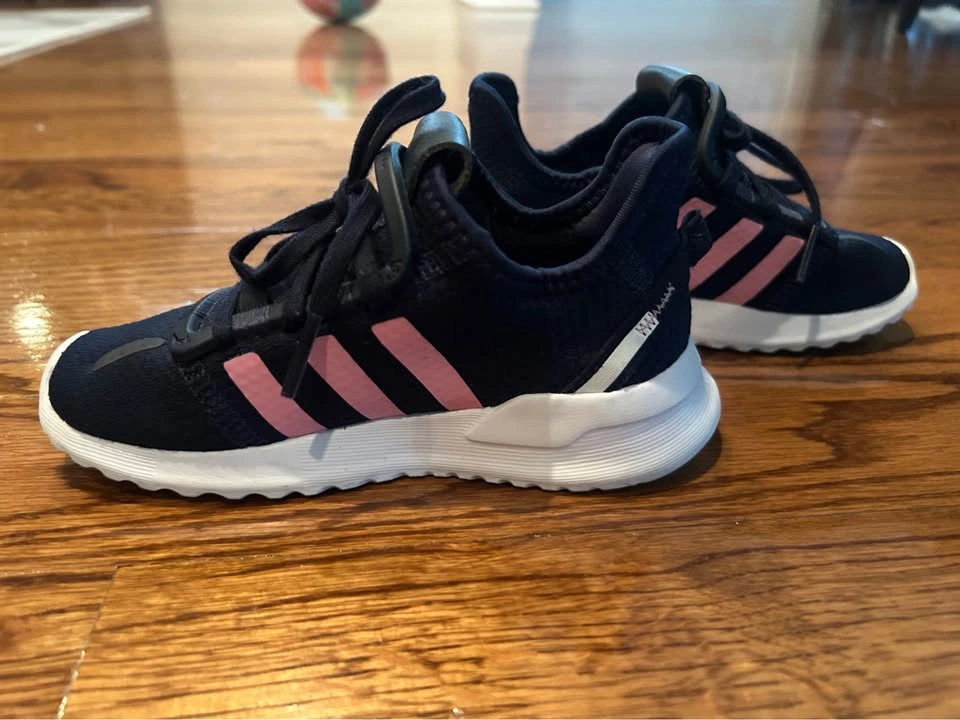 Adidas Girl Gym shoes Size 10 - photo 3