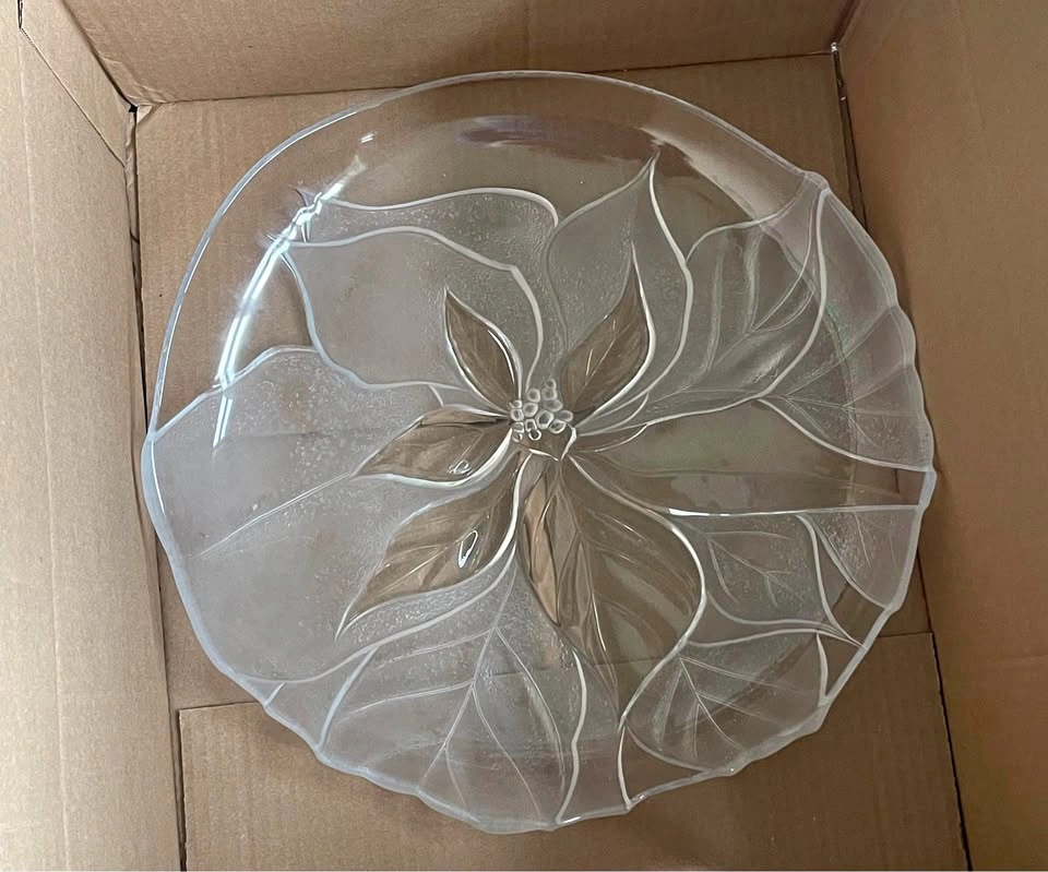 Pretty 15“ Mikasa Frosted Poinsettia Glass Platter