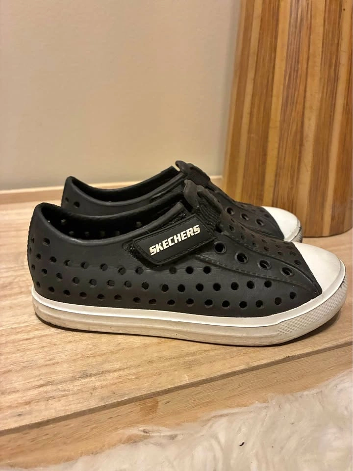 Skechers Kids Black Foamies size 6