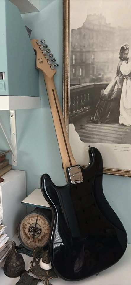 Squier Stratocaster electric guitar by fender - photo 2