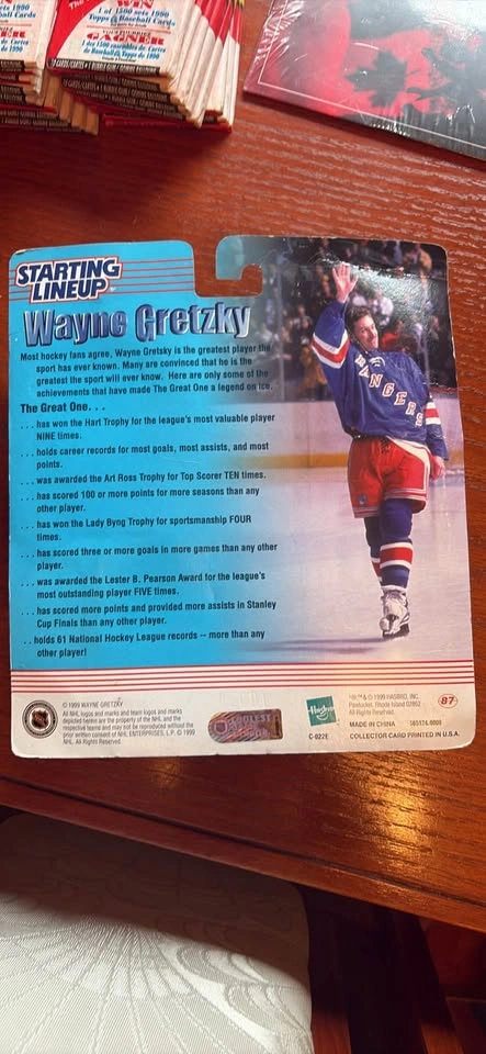 1999 Wayne Gretzky "Starting Lineup" action figure - With Tradin - photo 2