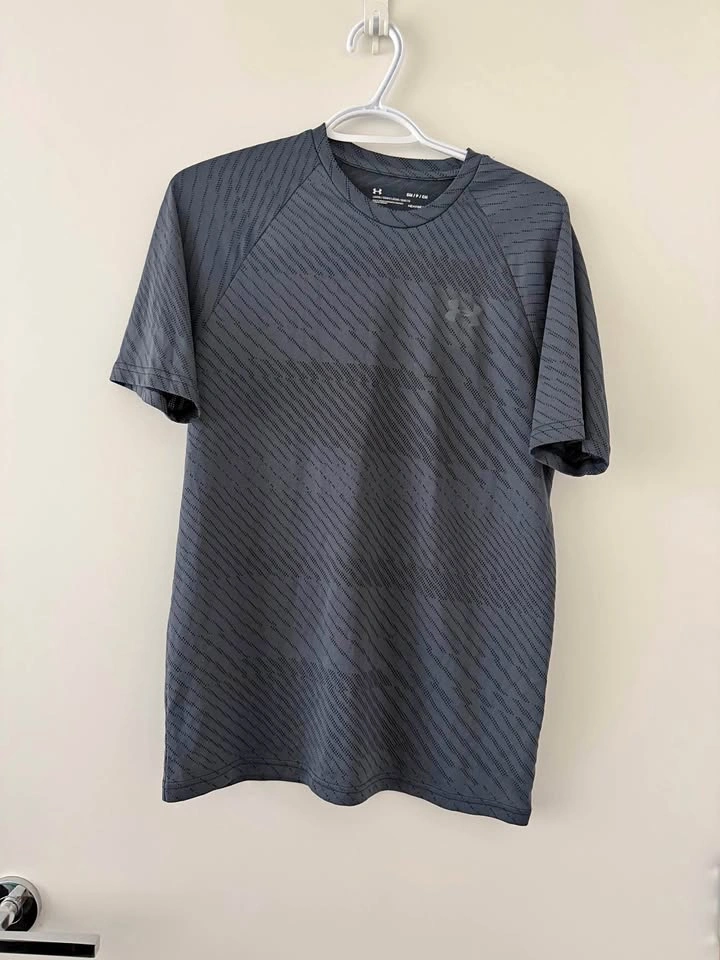 Mens SMALL Under Armour Heat Gear T-Shirt