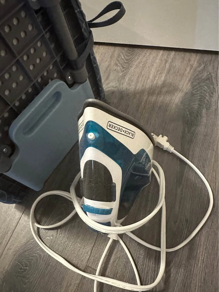 Black+Decker Steam Iron and Tabletop Ironing Board - photo 2