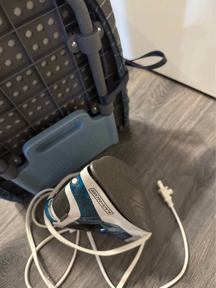 Black+Decker Steam Iron and Tabletop Ironing Board - photo 3