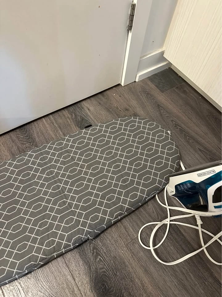 Black+Decker Steam Iron and Tabletop Ironing Board - photo 4