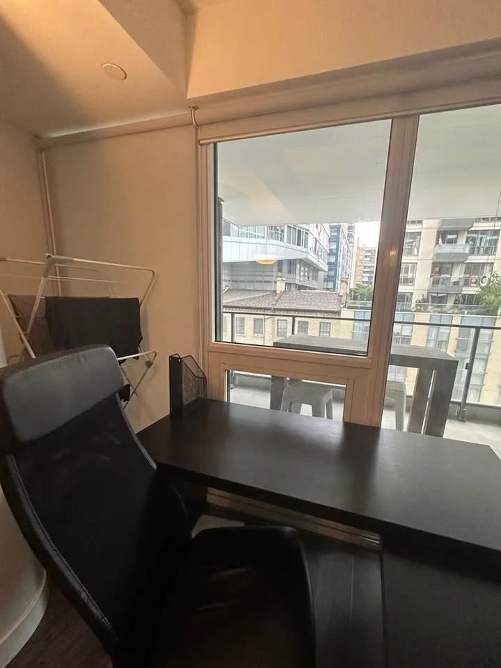 IKEA MALM Desk with Pull-out Panel and 2 Office Chairs - photo 3
