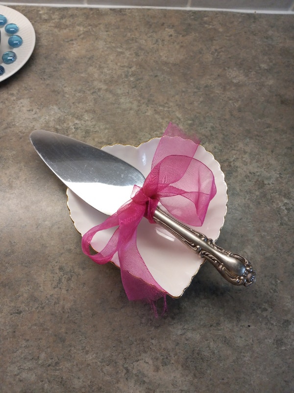 Wedding Cake Server (Antique)