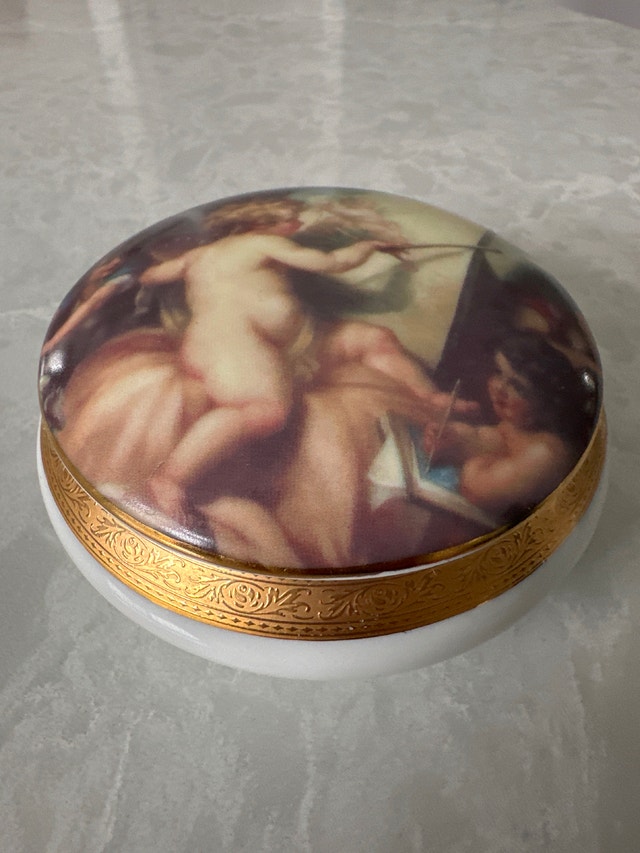 L'Étoile Limoges vintage porcelain trinket box. 22K gold. France