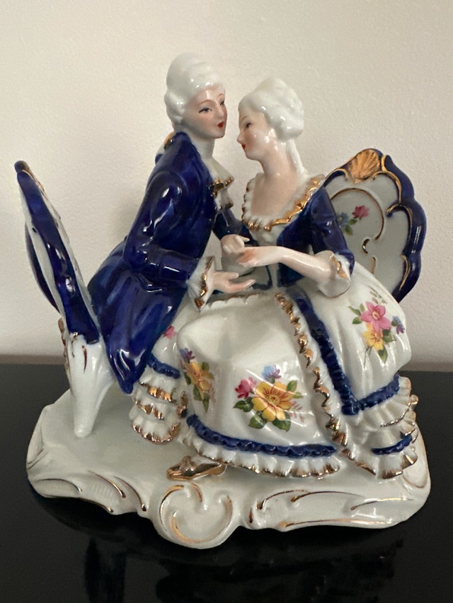 Arnart VTG porcelain Victorian colonial cobalt blue figurine