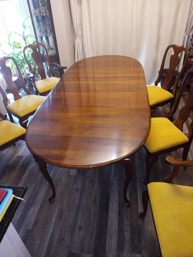 Solid Cherry Crawford Dining Set (9-piece) with Custom Pads